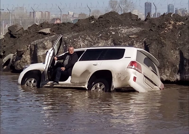 Вода затопила улицу в Новосибирске